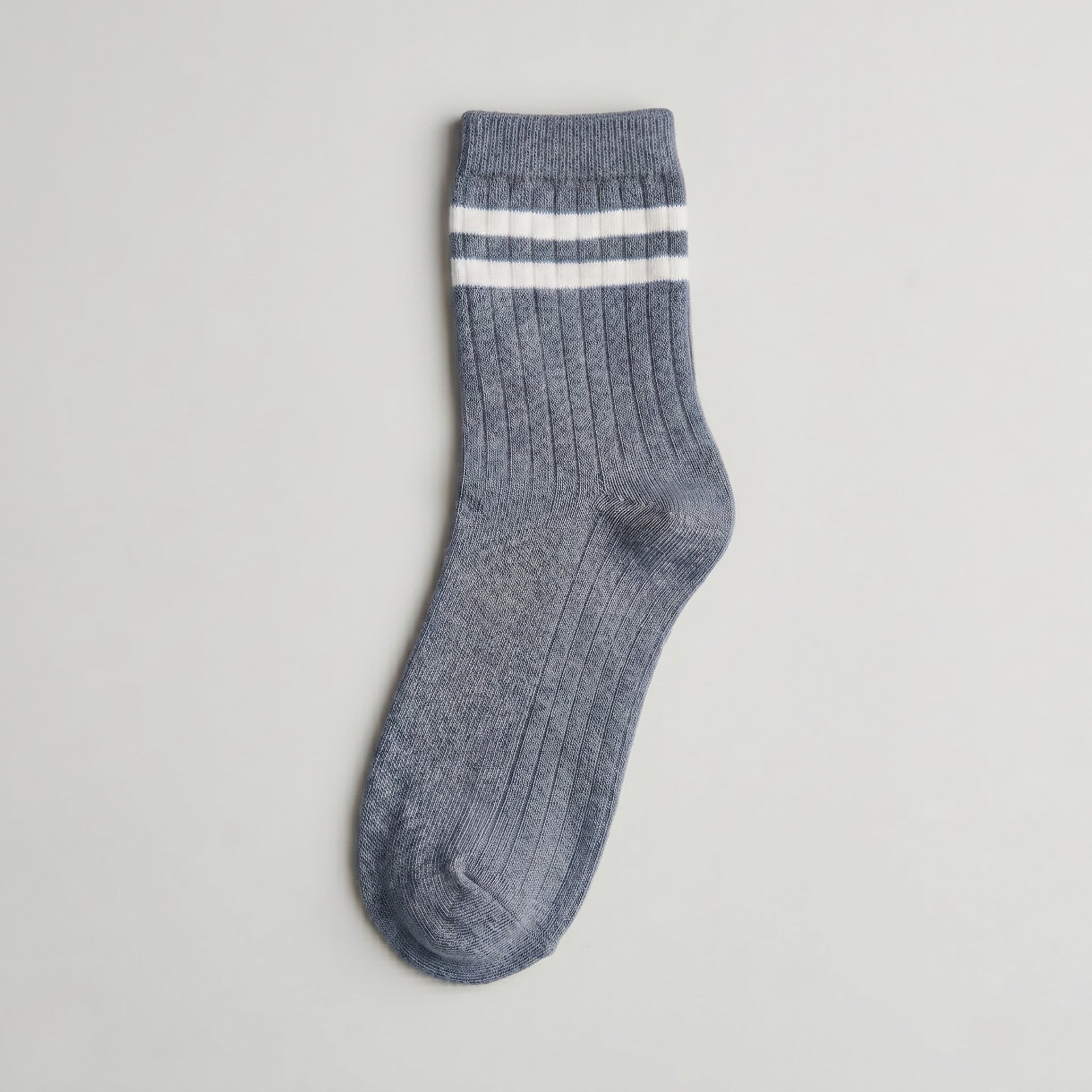 Retro Crewsocks „Celestial Mist“ – Gestreifte Socken in Jeansblau (Gr. 39-42)