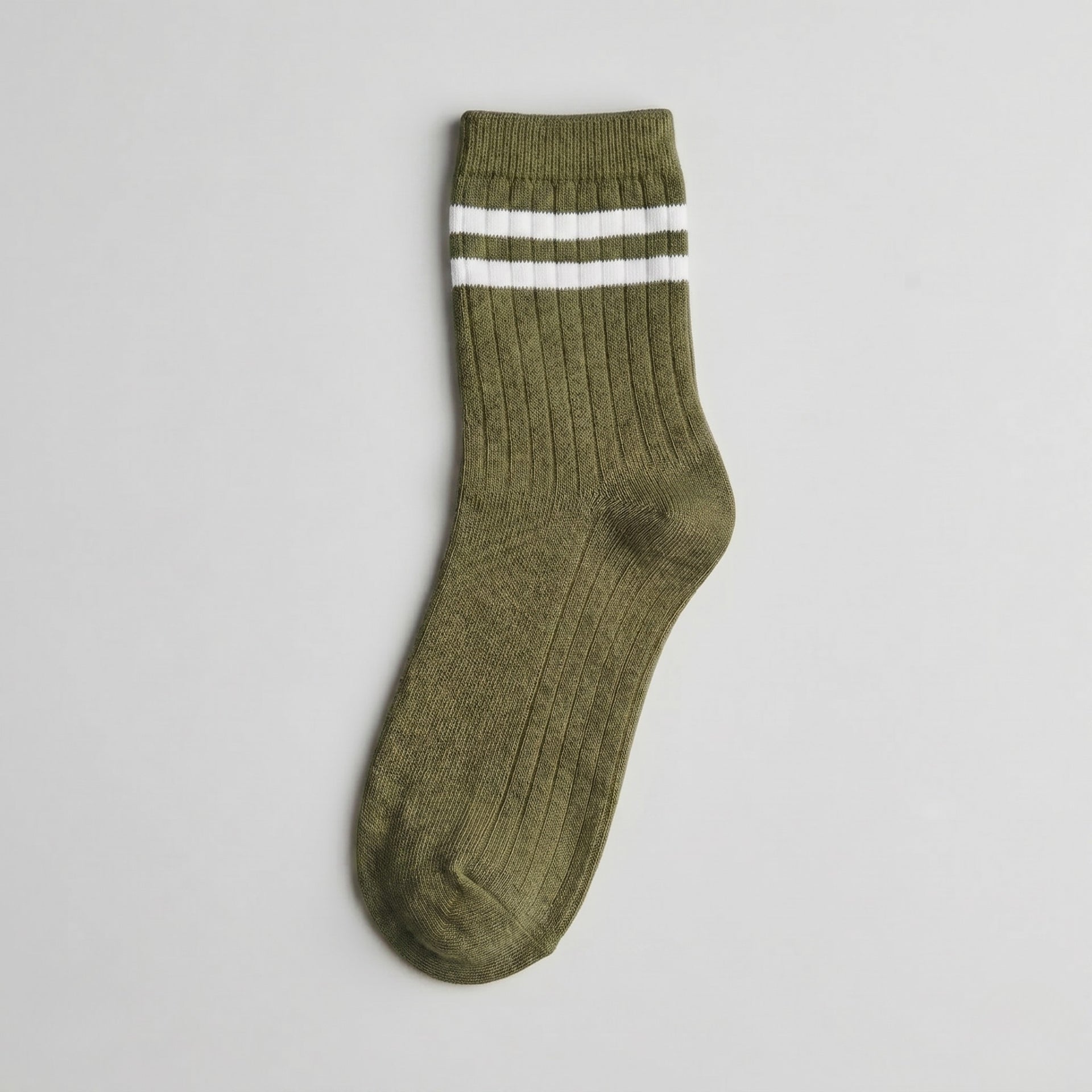 Retro Crewsocks „Emerald Embrace“ – Gestreifte Socken in Olivgrün (Gr. 39-42)